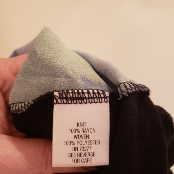 2 tops size small - Picture 5 of 8